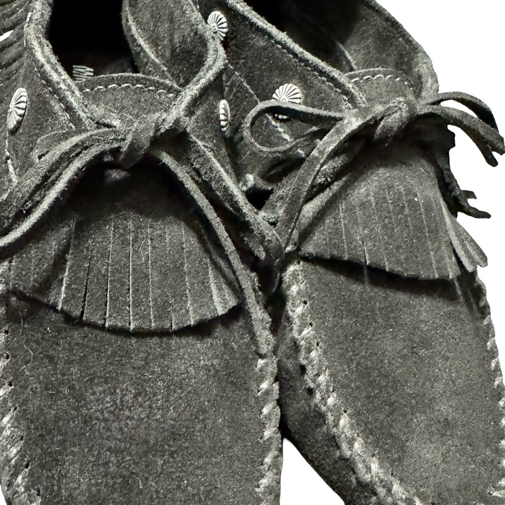 Minnetonka Genuine Suede Leather Black Soft Fringe Concho Moccasins size 8.5 - Picture 3 of 8